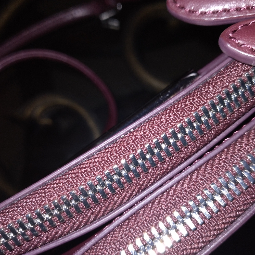 🔇 Sale $90 TUMI Gallery Crossbody - Picture 9 of 16